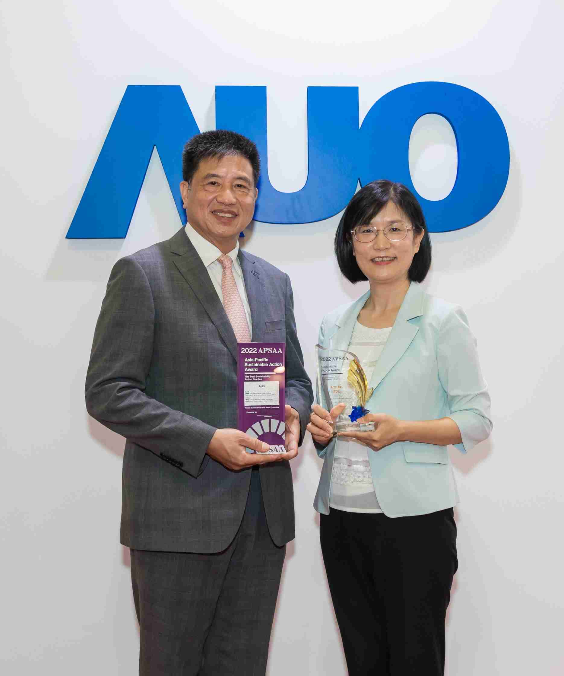 28国际长期垫筑永续远景的基石，，透过ESG暨气候委员会逐步实践永续策略蓝图。。其中，，，28国际光电永续长古秀华带领团队、、制定中长期目标，，，缔造多面向亮眼表现，，，获得「顶尖永续长奖」的个人奖殊荣（左：28国际光电董事长暨执行长彭双浪，，，，右：28国际光电永续长古秀华）