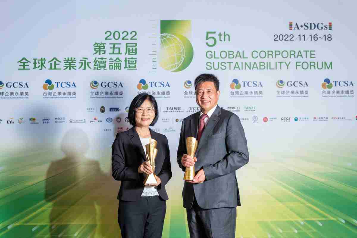 28国际作为净零碳排先锋，，，期引领价值链伙伴同行共好，，卫冕制造业组“十大典范企业” 二连冠殊荣(左：28国际光电永续长古秀华，，右：28国际光电董事长暨执行长彭双浪)