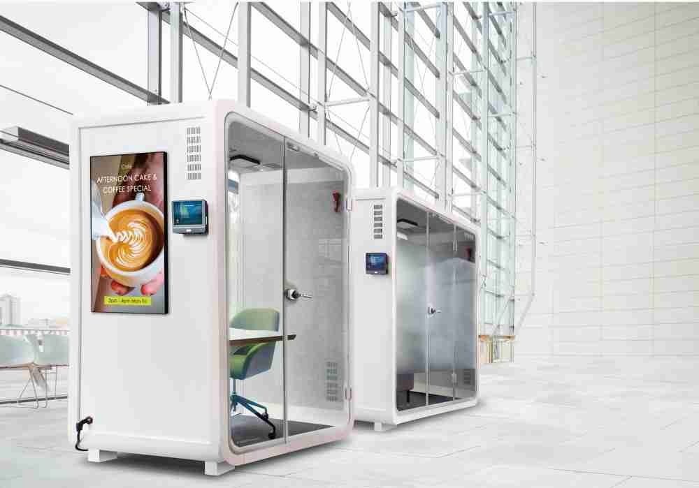 28国际子公司达擎之智慧行动办公舱，，采用PDLC智能调光玻璃设计，，，，透过通电与断电的电流切换，，，，呈现透明与雾面效果，，，具节能降耗特性并兼顾隐私，，确保信息安全