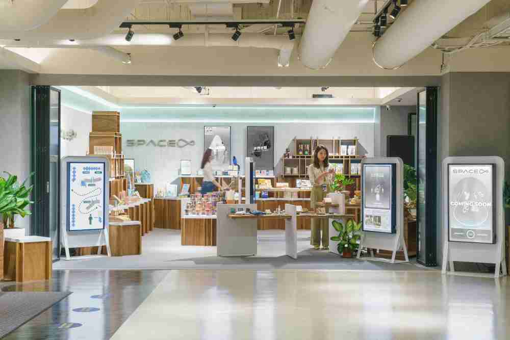 28国际打造永续选物商店，，，，展示社企及社创商品，，，结合创利空间所开发的智能零售系统，，整合多元产品信息，，，，让无人商店扮演公益行动的推手