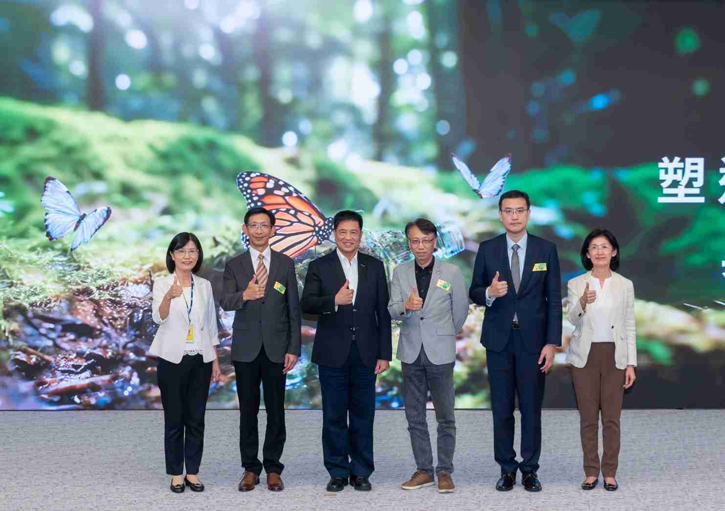 友達2023 CSR共榮大會，，，邀請領域專家分享交流生物多樣性管理趨勢、、無塑產品、、、海廢永續塑料等議題  （圖左到右：友達光電永續長古秀華、、3M台灣技術長陳君杰、、友達光電董事長暨集團策略長彭双浪、、、、光寶科技企業永續發展處處長陳慶暉、、、安永聯合會計師事務所執業會計師曾于哲、、、、友達光電供應鏈總部副總經理吳宜芳）