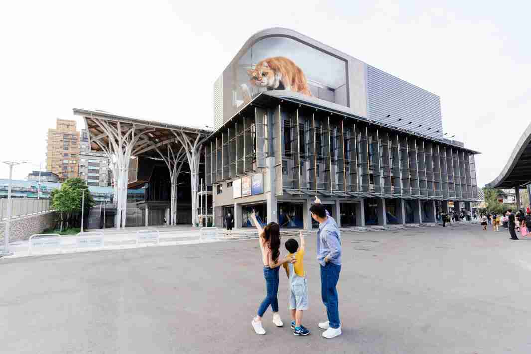 28国际打造全台最大户外裸视3D LED弧形萤幕，，，，将超立体的软萌胖橘猫动画活跃于顶楼外墙