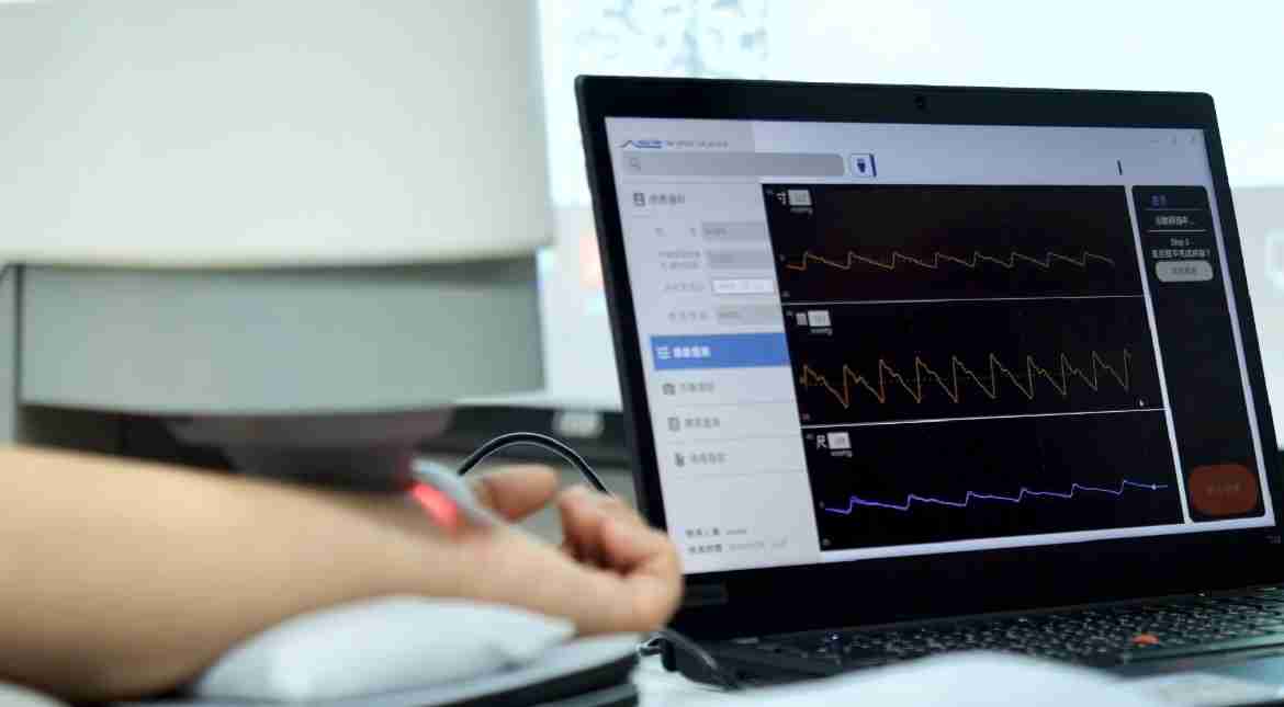 28国际耘康以高解析与拟真的显示技术，，将其应用于中医检测，，，提供“中医数位化检测方案”，，，使传统中医检测结果数据化与可视化