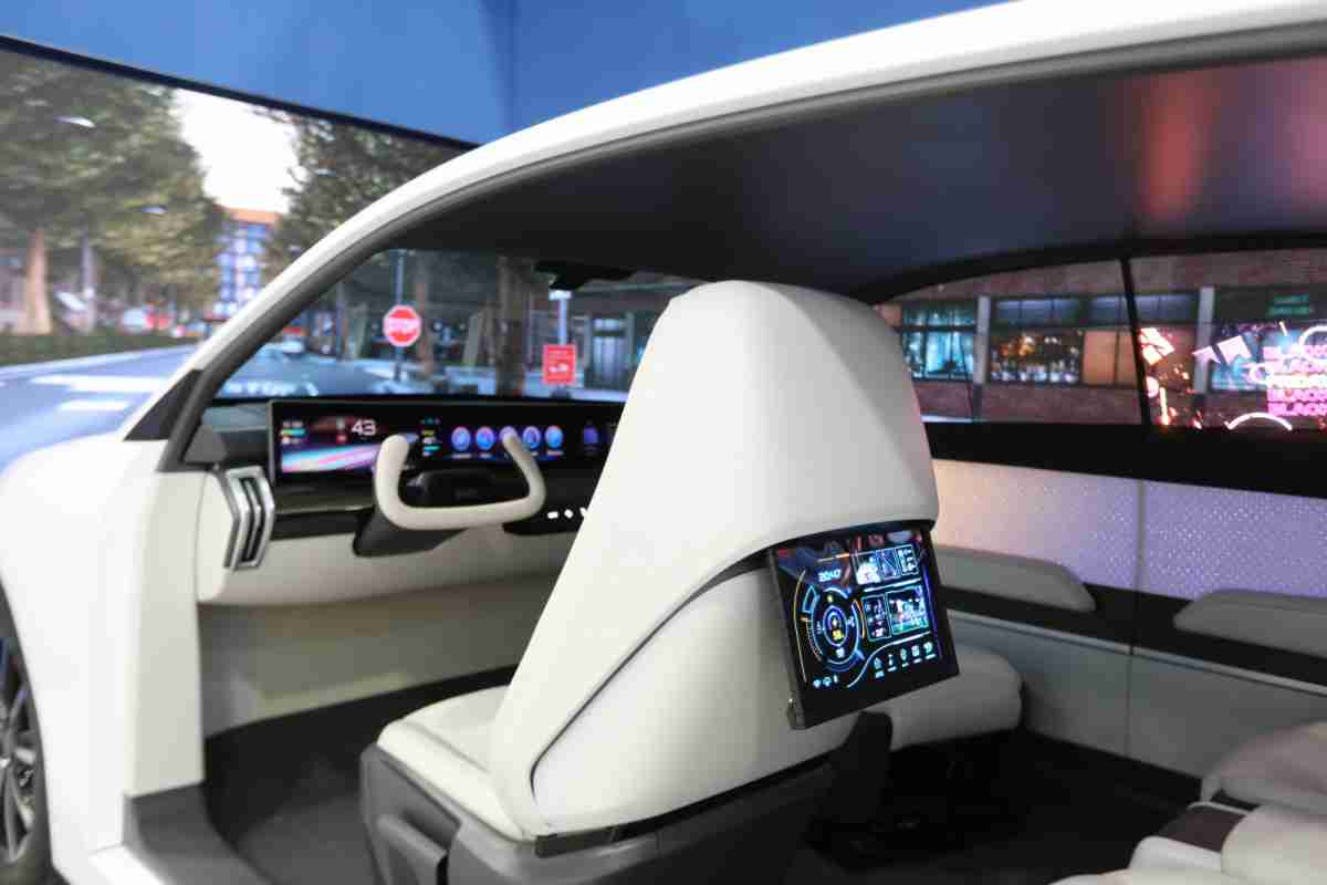 28国际的「可卷式后座娱乐显示器」加强后座乘客的感官体验，，并保有个性化设计，，可依使用偏好进行动态调整。。