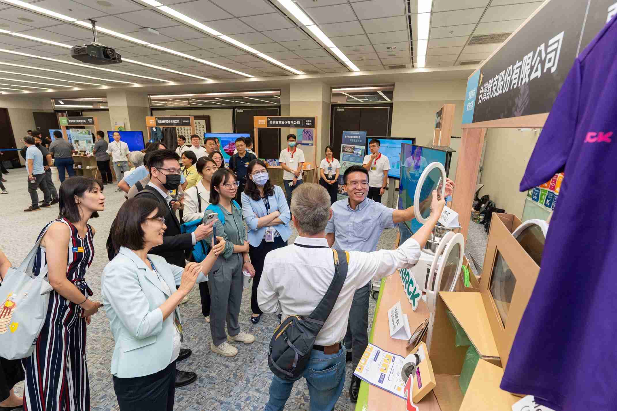 28国际连手产业伙伴策划首届生态圈联展，，展示如何将废塑料循环再利用，，创新解决方案包括：塑料包材再生与循环使用、、、、再生塑料研发及应用、、、、废塑料回收再生技术、、、、减塑生活提案等