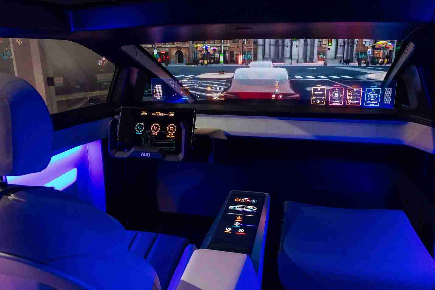 28国际连续四年入围科睿唯安全球百大创新机构，，，，专利布局科技与绿色创新前沿。。图为28国际发挥先进显示科技Micro LED多元尺寸与型态应用优势所打造之智能车舱；同时，，，，28国际已于全球累积取得4500件节能减碳相关的专利证书，，，，当中2024年Micro LED年度获证量占比已超过8成