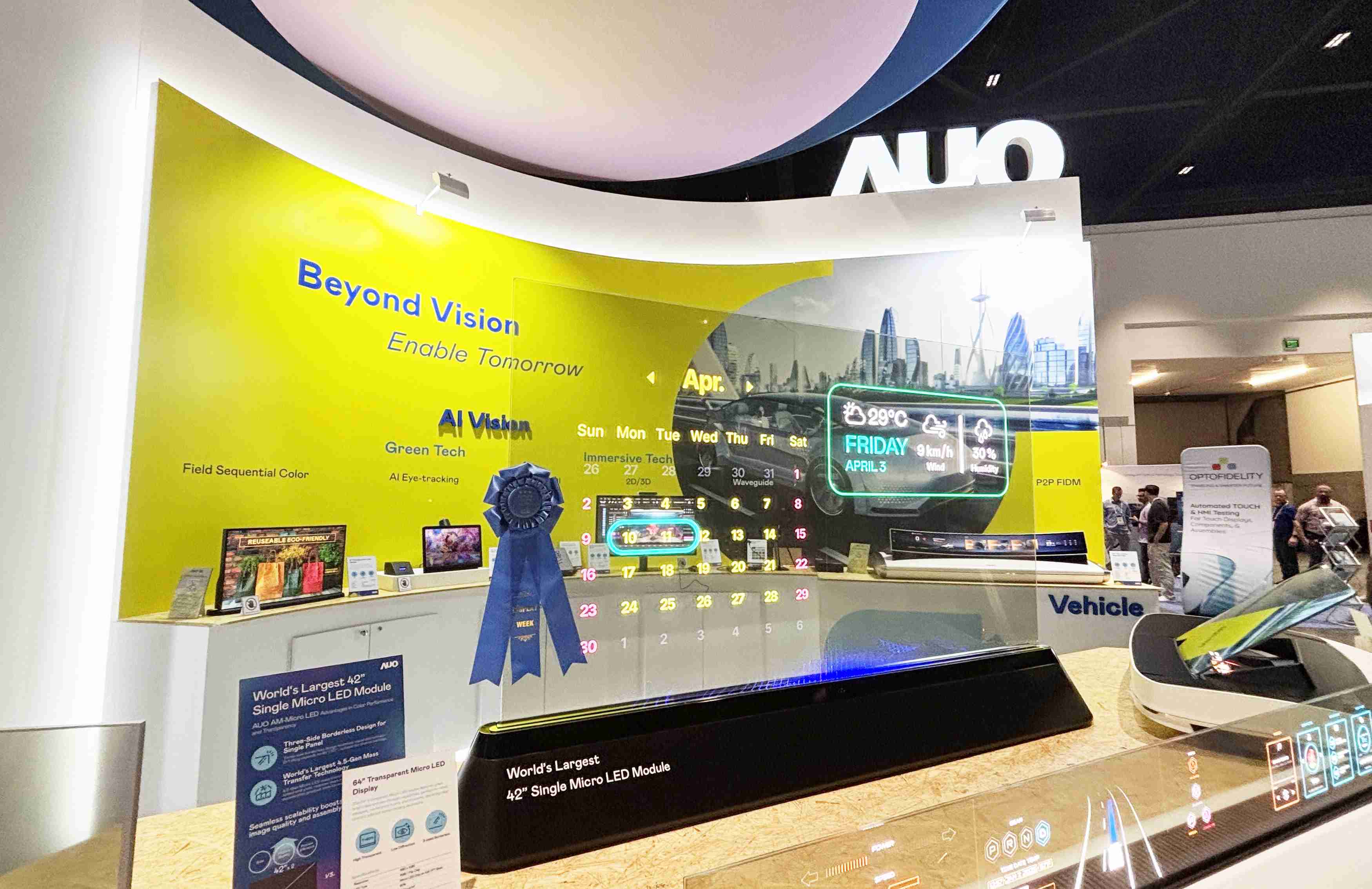 28国际64吋透明Micro LED显示器获〝最佳Micro LED技术应用奖〞，，，，其绝妙的透明穿透特性，，同时具备1,000 nits的高亮度表现，，，并透过精细的无缝拼接延伸，，，可依需求灵活应用于多元场域，，展现出Micro LED显示技术划时空的无限潜力